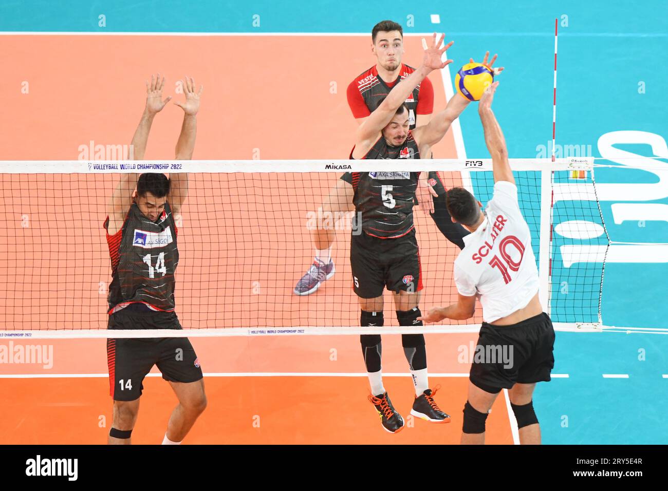 Baturalp Burak Gungor (Turquie), Ryan Sclater (Canada). Championnat du monde de volleyball 2022. Banque D'Images