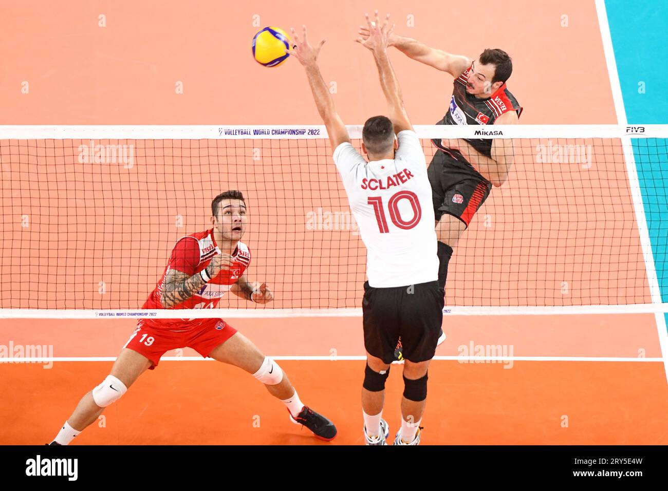 Baturalp Burak Gungor (Turquie), Ryan Sclater (Canada). Championnat du monde de volleyball 2022. Banque D'Images