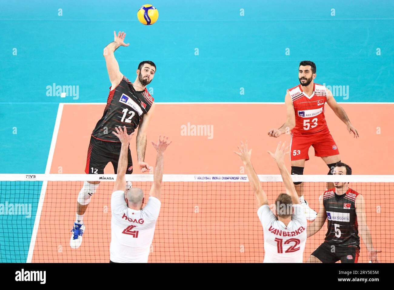 ADIS Lagumdzija (Turquie), Nicholas Hoag, Ryan Sclater (Canada). Championnat du monde de volleyball 2022. Banque D'Images