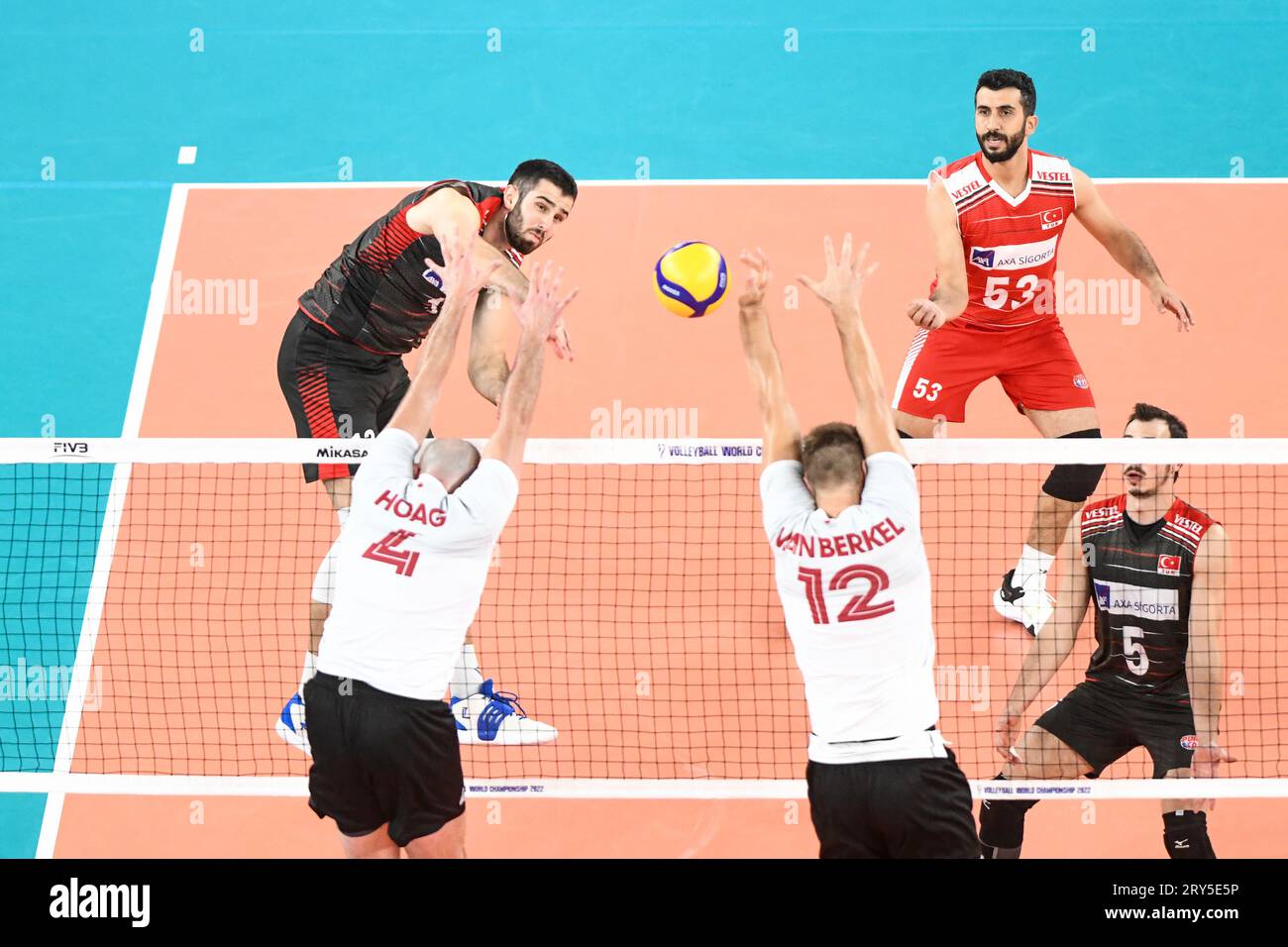 ADIS Lagumdzija (Turquie), Nicholas Hoag, Ryan Sclater (Canada). Championnat du monde de volleyball 2022. Banque D'Images