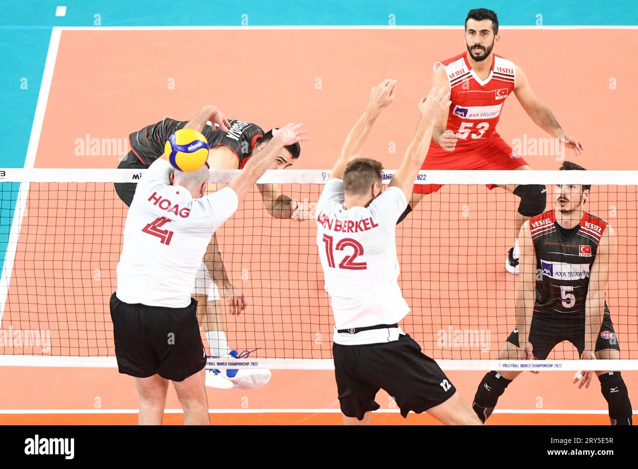 ADIS Lagumdzija (Turquie), Nicholas Hoag, Ryan Sclater (Canada). Championnat du monde de volleyball 2022. Banque D'Images