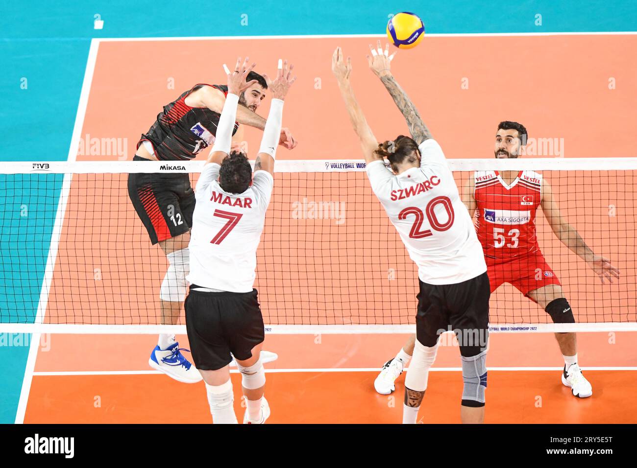 ADIS Lagumdzija (Turquie), Stephen Maar, Arthur Szwarc (Canada). Championnat du monde de volleyball 2022. Banque D'Images