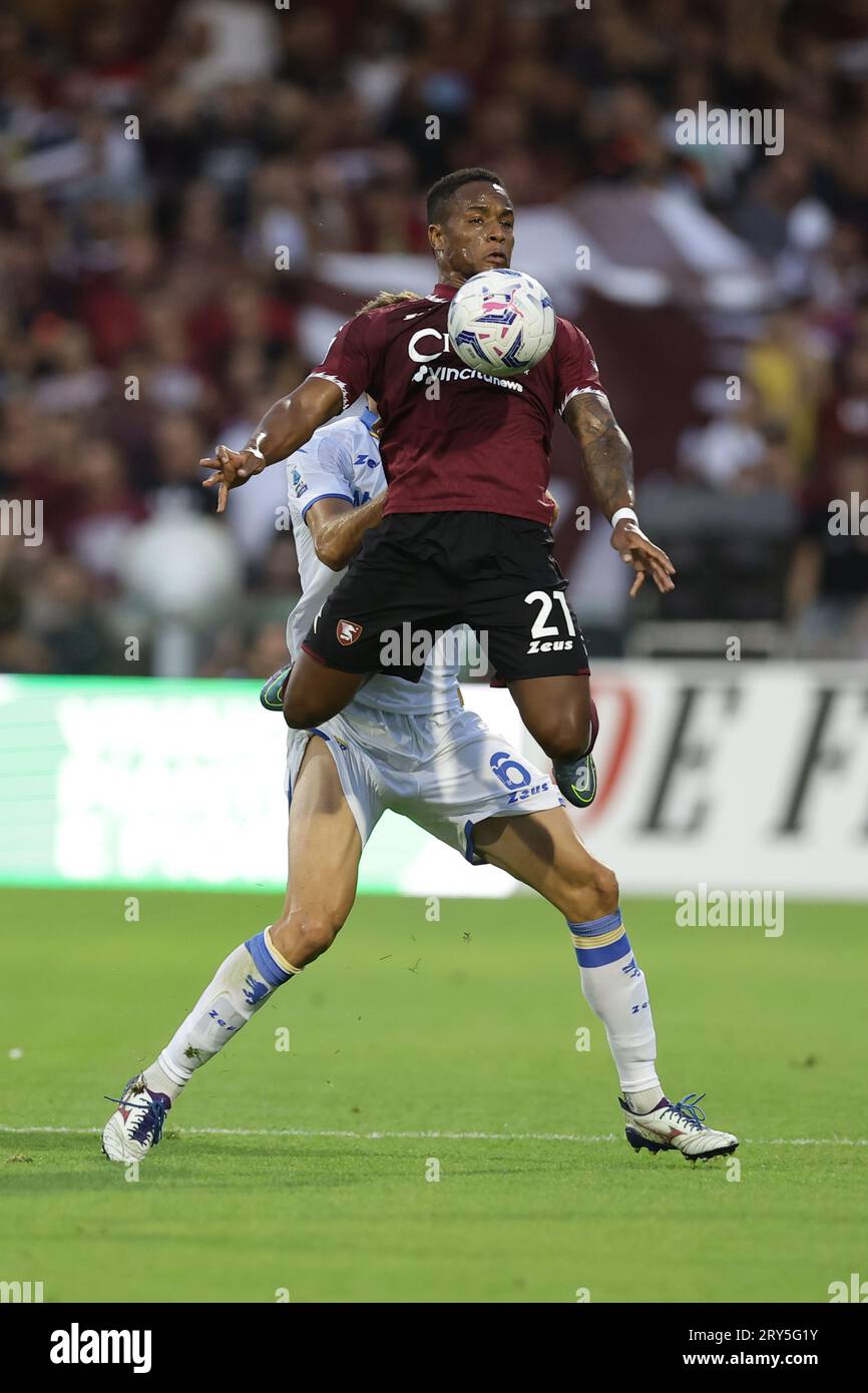 Le défenseur italien de Frosinone Simone Romagnoli défie le ballon avec l'attaquant capeverdien de Salernitana Jovane Cabral lors du match de football Serie A entre l'Unione Sportiva Salernitana et Frosinone Calcio au stade Arechi de Salerne le 22 septembre 2023. Banque D'Images