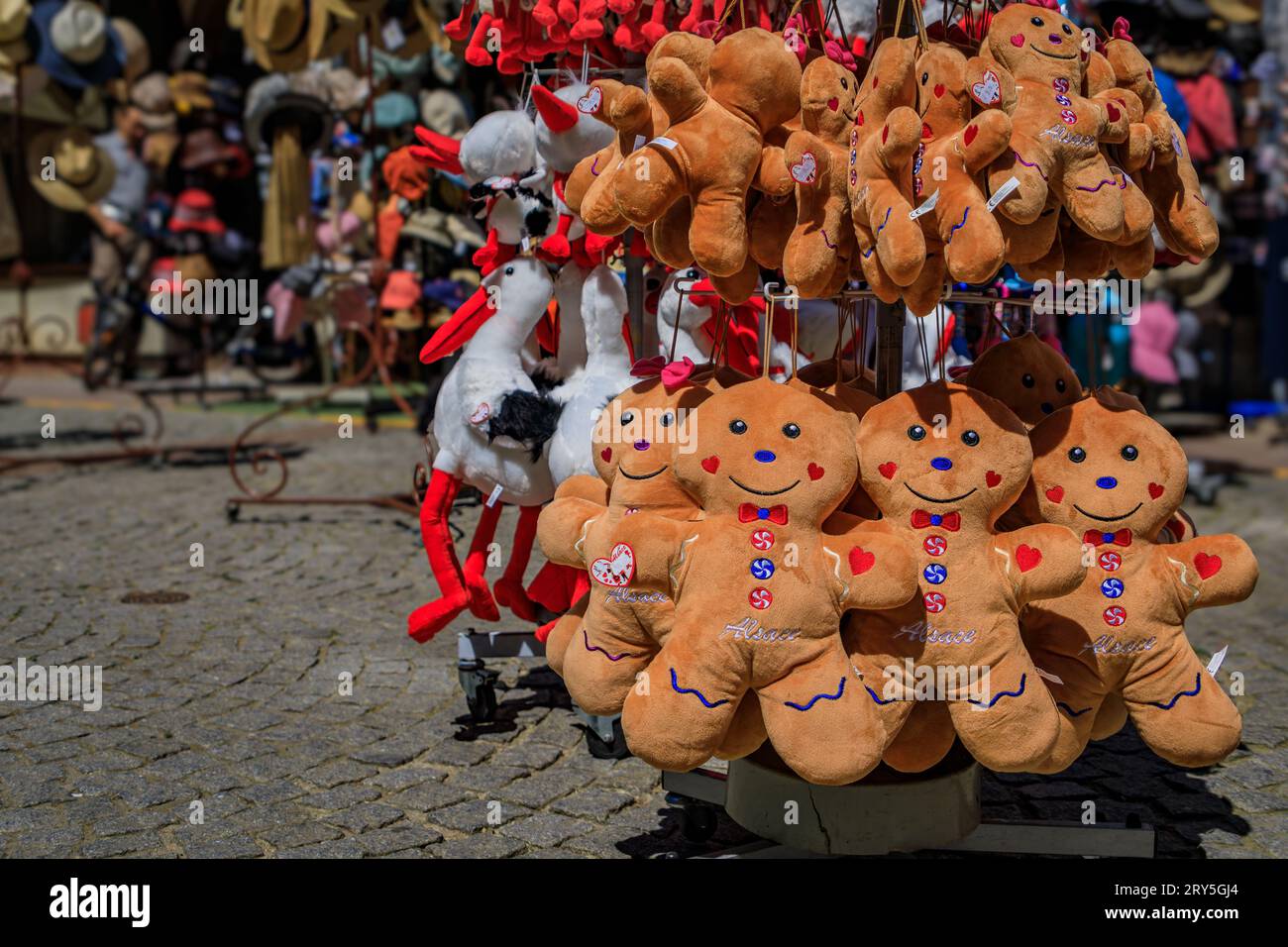 Strasbourg, France - mai 31 2023 : jouets en peluche traditionnels alsaciens en pain d'épice et animaux en peluche à la cigogne exposés dans un magasin de souvenirs de la vieille ville Banque D'Images