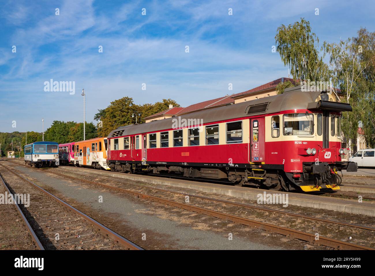 Deux trains tchèques : un wagon de banlieue régional bleu de classe 810 et un wagon M296 avec wagons attachés du train de voyageurs familial de week-end «Cyklohráček». Banque D'Images