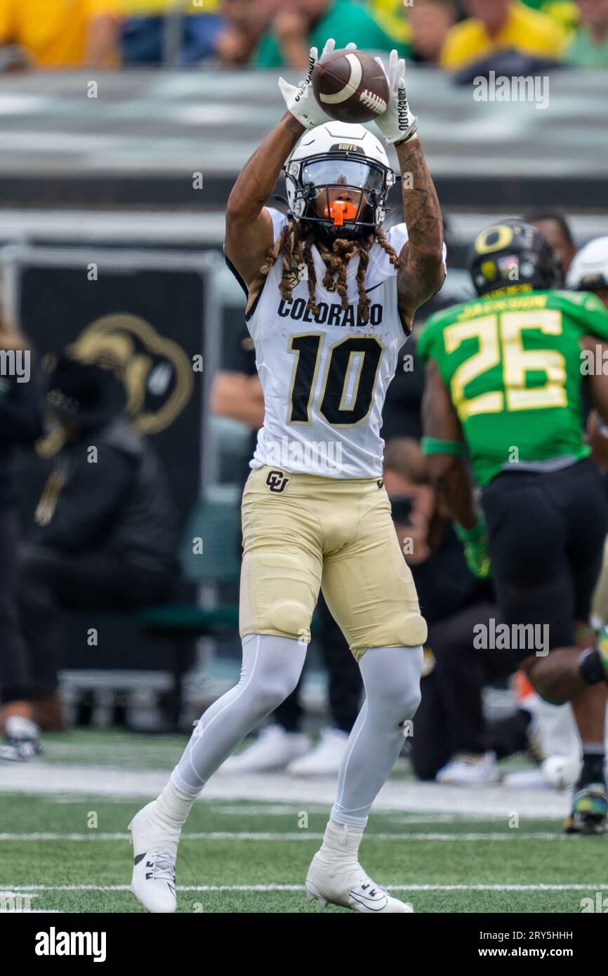 Xavier Weaver (10), le receveur Wide des Colorado Buffaloes, attrape une passe lors d'un match de football de la NCAA entre les Colorado Buffaloes et les Oregon Ducks sur Satu Banque D'Images