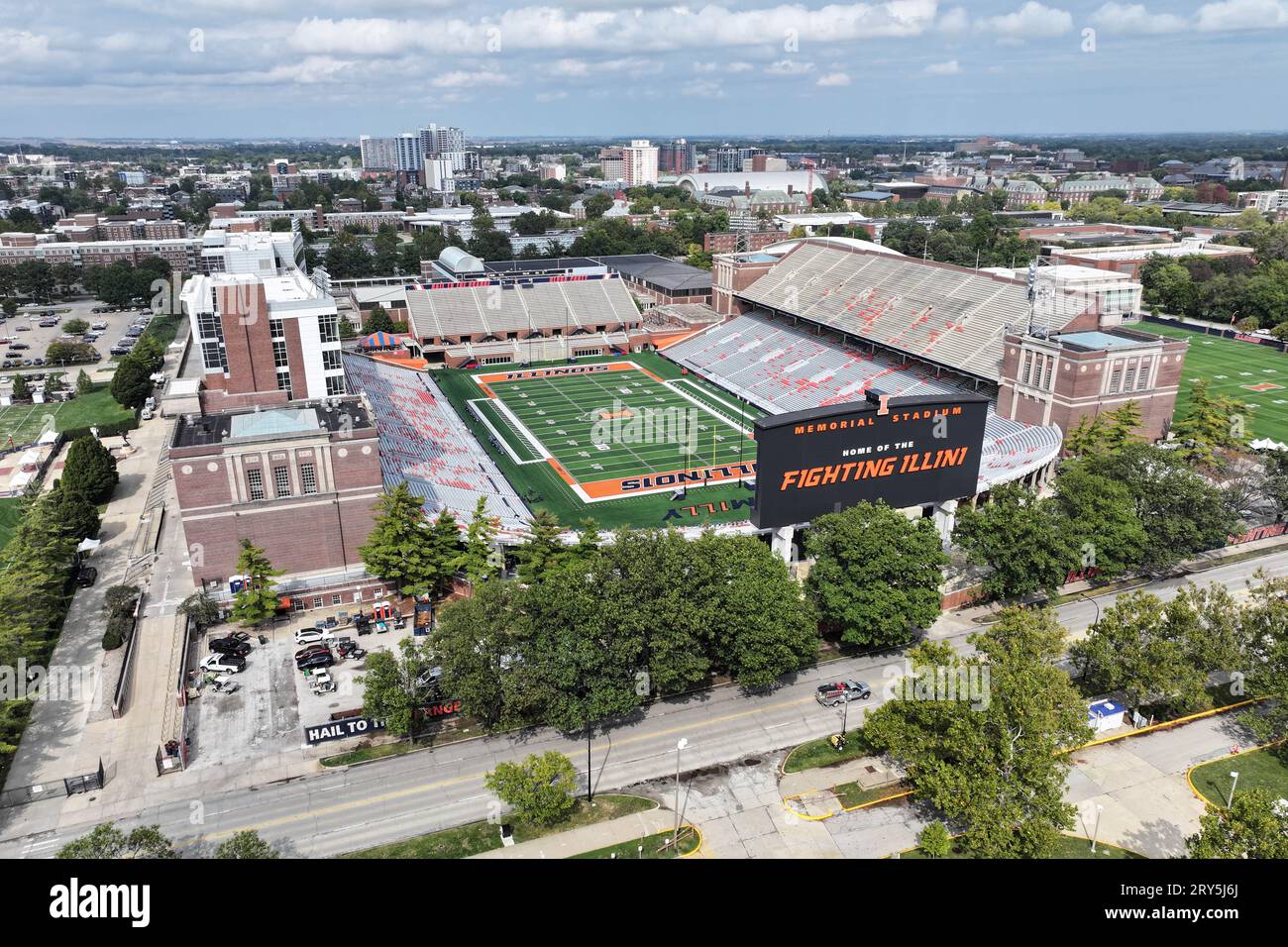 Une vue aérienne générale du Memorial Stadium sur le campus de l'Université de l'Illinois Urbana-Champaign, le jeudi 21 septembre 2023, à Champaign, Ill. Banque D'Images