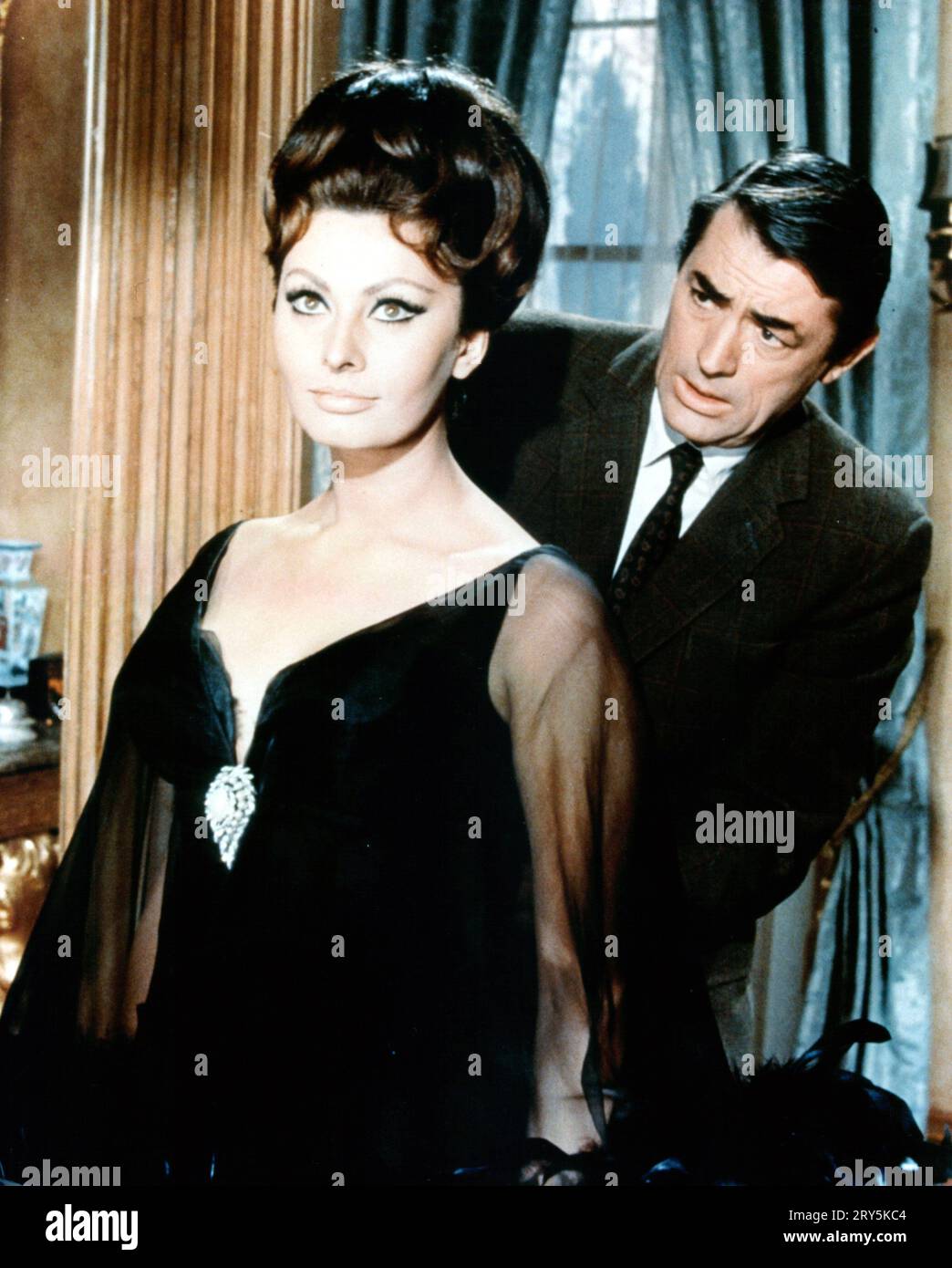 SOPHIA LOREN et GREGORY PECK dans ARABESQUE (1966), mise en scène par STANLEY DONEN. Crédit : RANG/UNIVERSEL/Album Banque D'Images