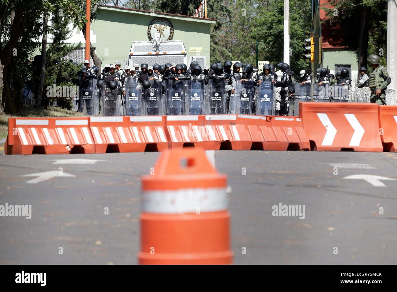 Naucalpan, Mexique. 28 septembre 2023. 28 septembre 2023, Naucalpan, État de Mexico, Mexique : Camp militaire 1 installations gardées par du personnel militaire en raison du camp des parents des élèves Ayotzinapa dans la municipalité de Naucalpan, État de Mexico. Le 28 septembre 2023 à Naucalpan, État de Mexico, Mexique (photo de Luis Barron/Eyepix Group). Crédit : EYEPIX Group/Alamy Live News Banque D'Images