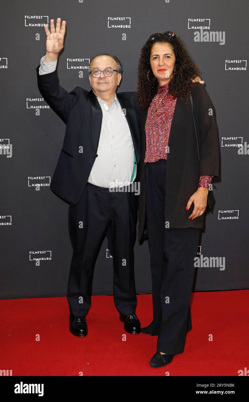 Albert Wiederspiel und Malika Rabahallah BEI der Festivaleröffnung mit der Premiere des Kinofilms Inshallah a Boy auf dem 30. Filmfest Hamburg im CinemaxX Dammtor. Hambourg, 28.09.2023 *** Albert Wiederspiel et Malika Rabahallah à l'ouverture du festival avec la première du long métrage Inshallah a Boy au Filmfest de Hambourg 30 au CinemaxX Dammtor Hamburg, 28 09 2023 Foto:XC.xTamckex/xFuturexImagex ffh_opening_3954 crédit : Imago/Alamy Live News Banque D'Images
