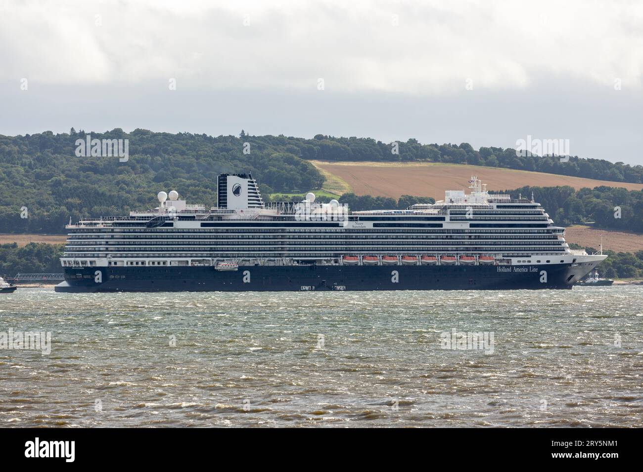 Le MS Nieuw Statendam est un navire de croisière de classe Pinnacle exploité par Holland America Line, dans le Firth of Forth Scotland. Banque D'Images