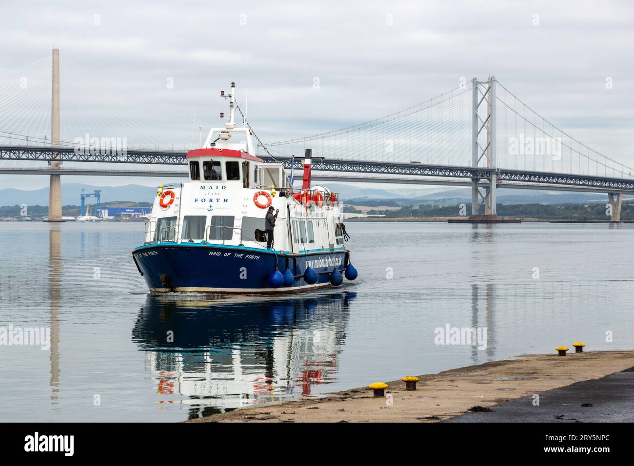 Maid of the Forth Boat arrivant au port à South Queensferry Banque D'Images