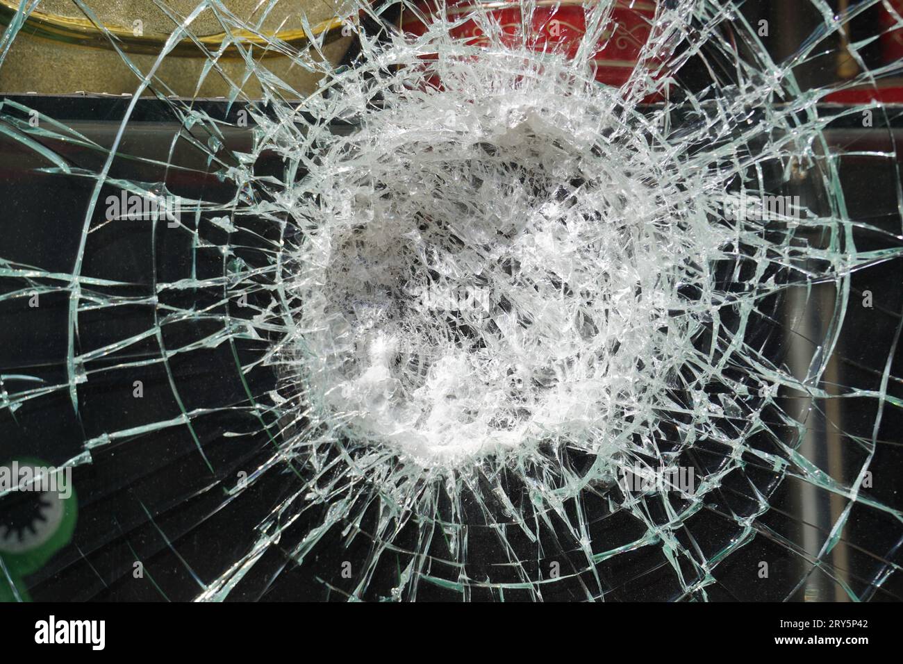 Fissures sur le verre, impact sur le verre. Vitre cassée Banque D'Images