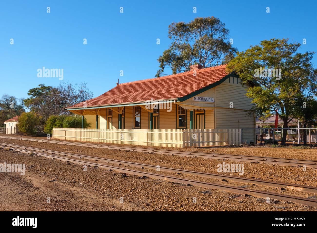 La gare de Mukinbudin et les voies ferrées sous le soleil du matin dans la ville de Wheatbelt de Mukinbudin, Australie occidentale. Banque D'Images