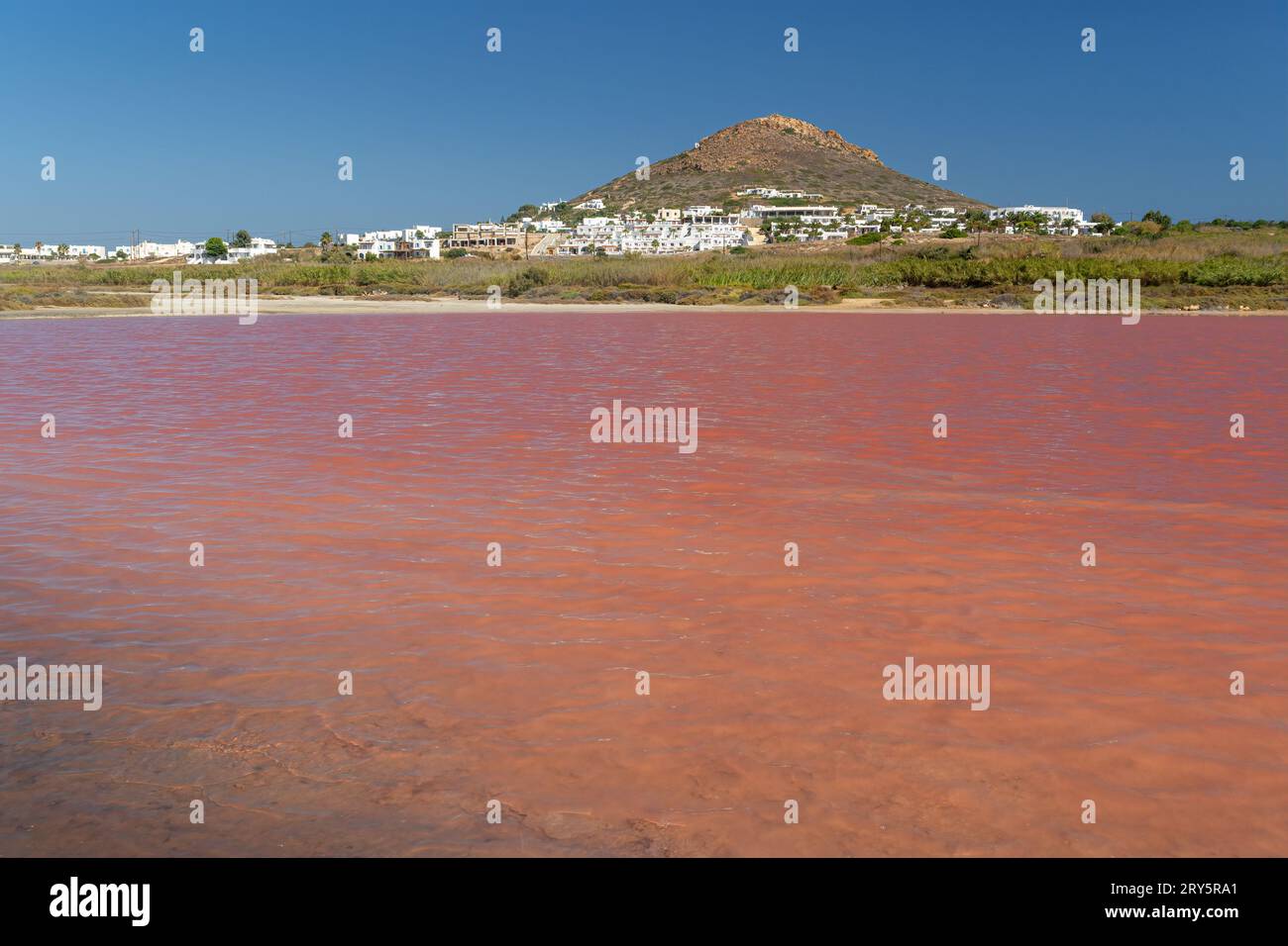 Lac rose à Agios Prokopios sur l'île de Naxos Banque D'Images