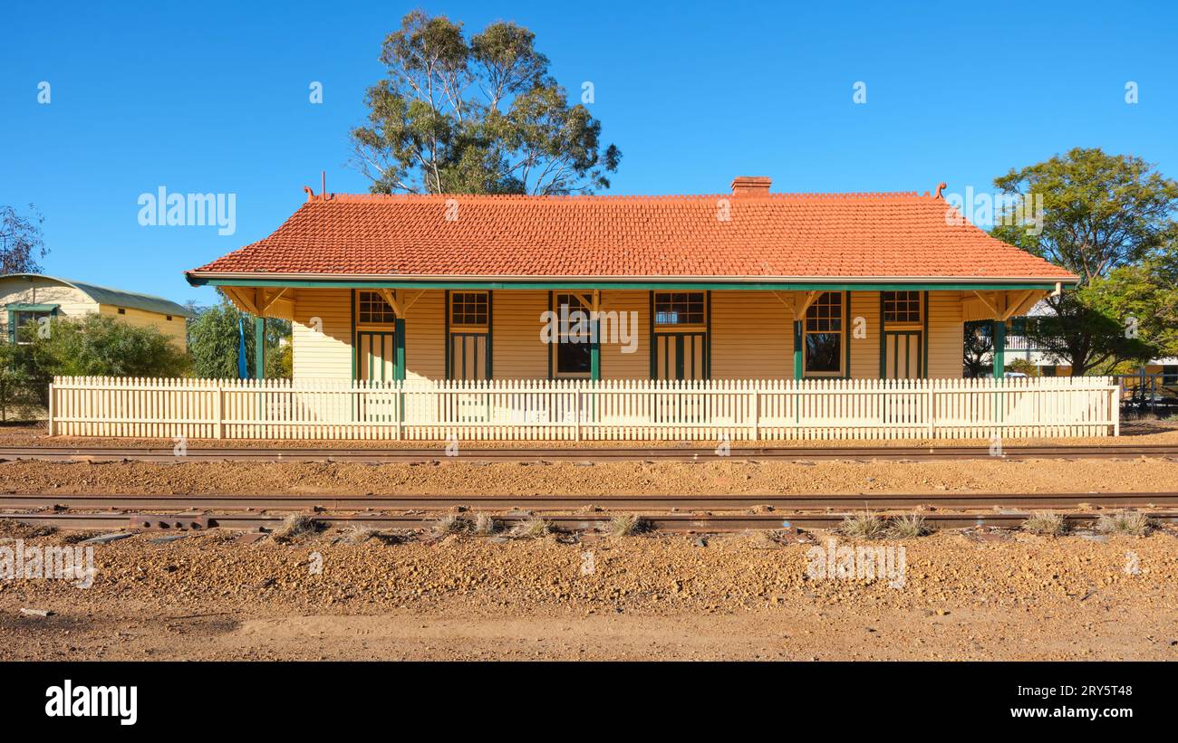 La gare de Mukinbudin et les voies ferrées sous le soleil du matin dans la ville de Wheatbelt de Mukinbudin, Australie occidentale. Banque D'Images