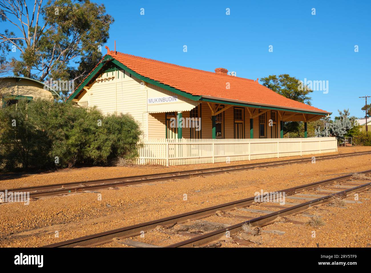 La gare de Mukinbudin et les voies ferrées sous le soleil du matin dans la ville de Wheatbelt de Mukinbudin, Australie occidentale. Banque D'Images