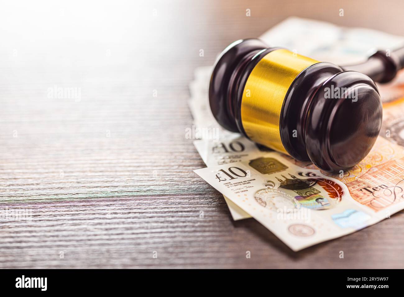 Marteau juge et livre sterling sur la table en bois. Banque D'Images