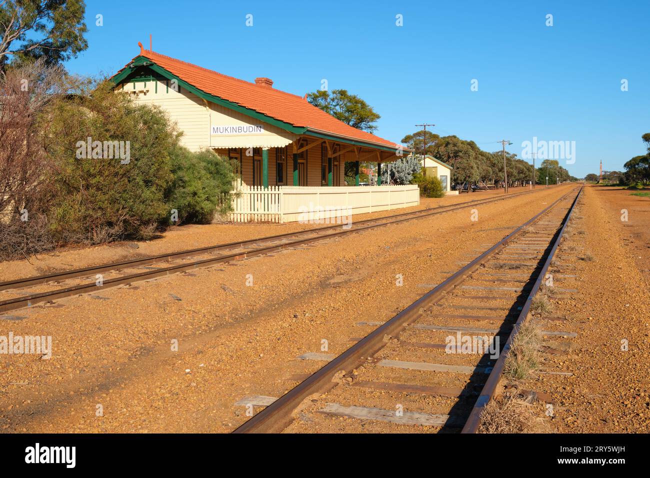 La gare de Mukinbudin et les voies ferrées sous le soleil du matin dans la ville de Wheatbelt de Mukinbudin, Australie occidentale. Banque D'Images