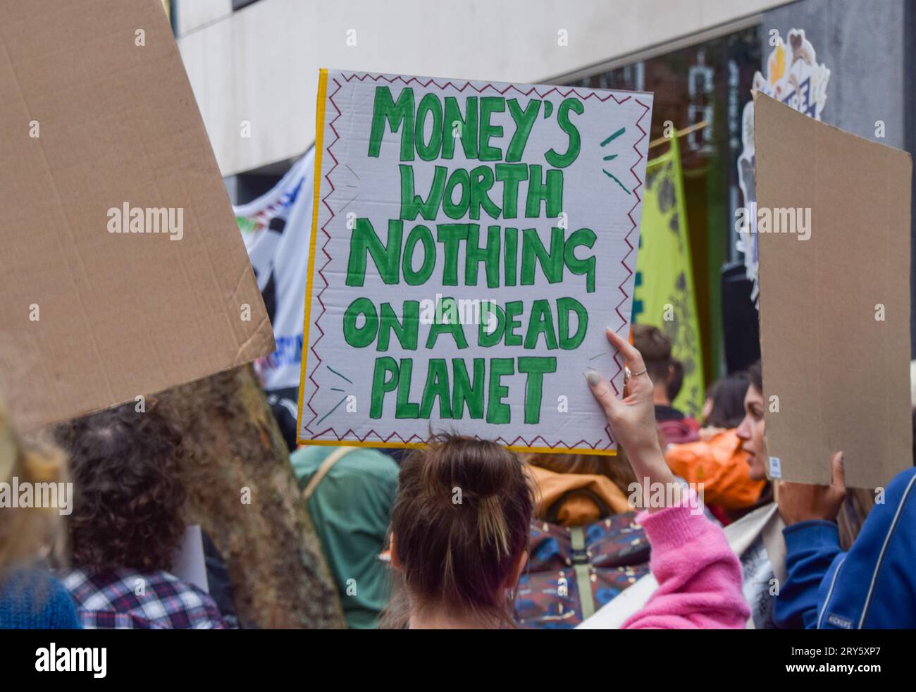 Londres, Royaume-Uni. 28 septembre 2023. Des manifestants et des membres de plus de 40 ONG de nature et d'environnement se sont rassemblés devant le ministère de l'Environnement, de l'alimentation et des Affaires rurales (DEFRA) pour appeler le gouvernement à restaurer la nature, à la suite d'un rapport accablant sur l'état de la nature au Royaume-Uni. Crédit : Vuk Valcic/Alamy Live News Banque D'Images