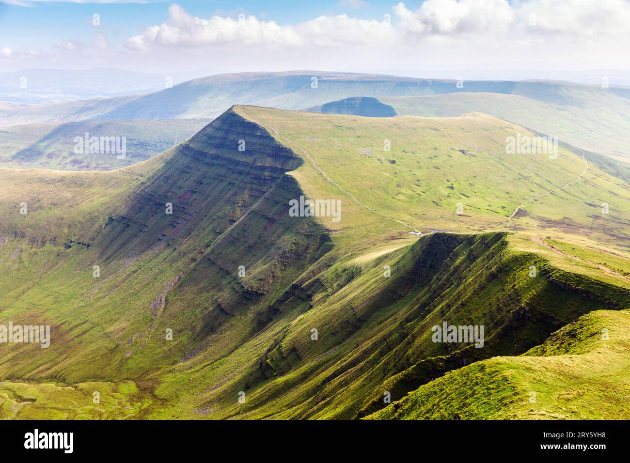 Vue du sommet de Cribyn depuis Pen y Fan, parc national de Brecon Beacons, pays de Galles, Royaume-Uni Banque D'Images