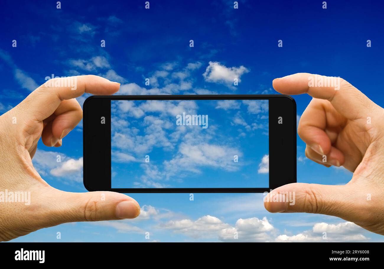 mains masculines tenant un smartphone avec écran vide Banque D'Images