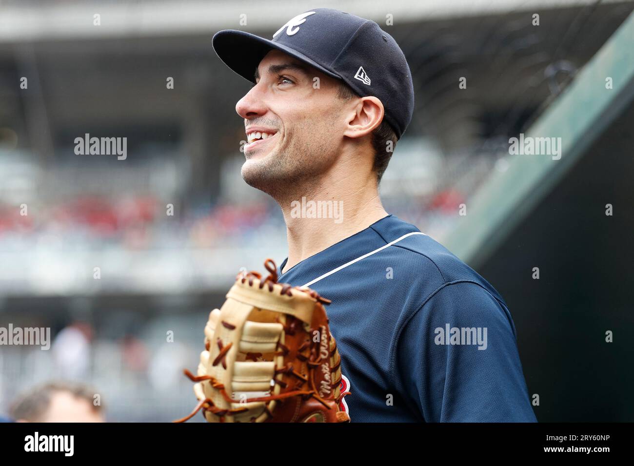 Le premier joueur de baseball des Atlanta Braves Matt Olson (28) sourit dans le pige pendant le match 1 d'une double tête dans un match de saison régulière entre les Braves d'Atlanta Banque D'Images