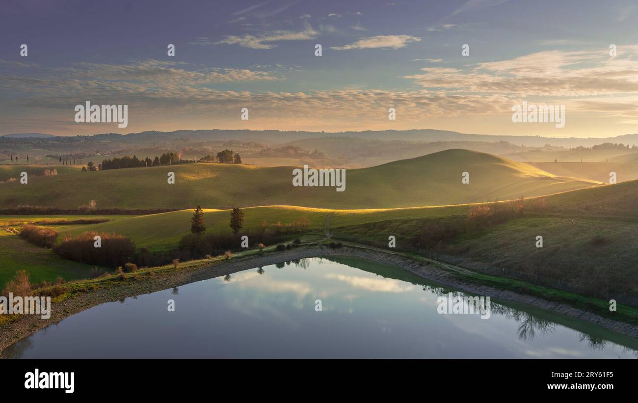 Lac et collines ondoyantes. Via Francigena paysage. Castelfiorentino, Florence, Toscane, Italie Banque D'Images