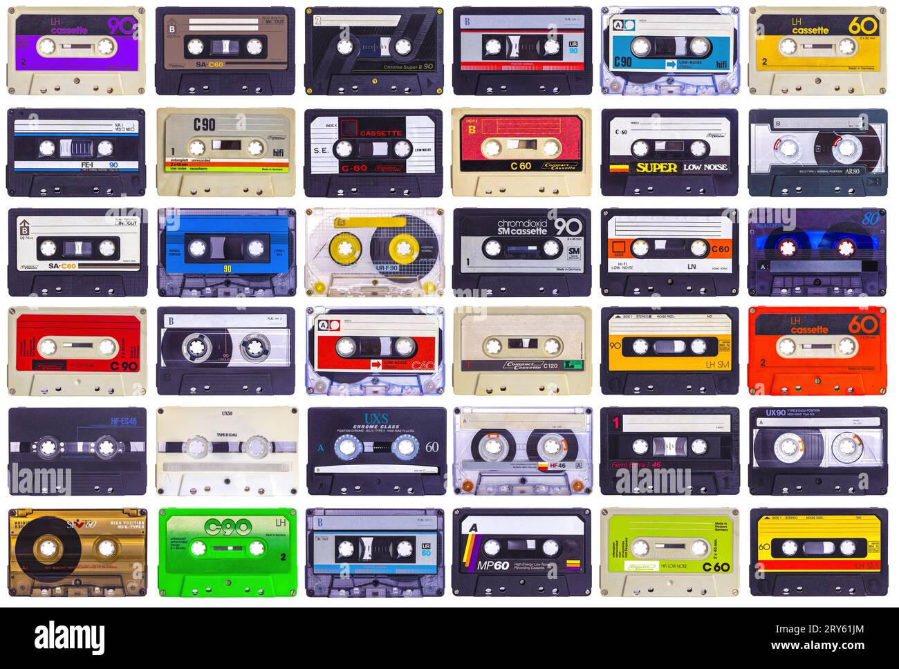 fond avec des cassettes audio de différentes sortes sur un blanc Banque D'Images