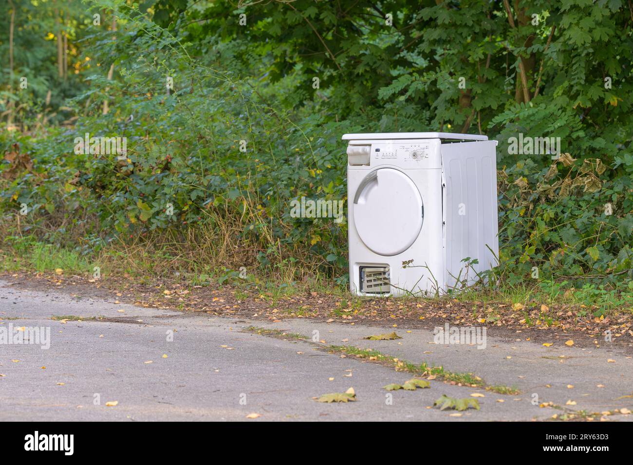 Une machine à laver cassée a simplement été jetée au bord de la route Banque D'Images
