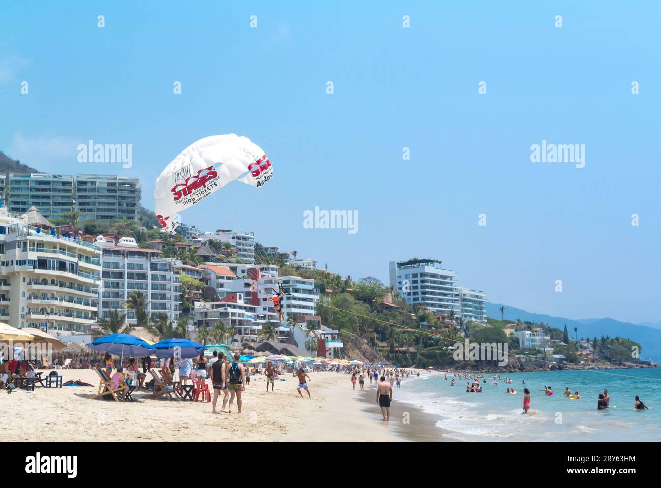 Puerto Vallarta, Jalisco, Mexique, Un paysage de Puerto Vallarta plage publique avec un touriste faisant Para marin. Editorial uniquement. Banque D'Images