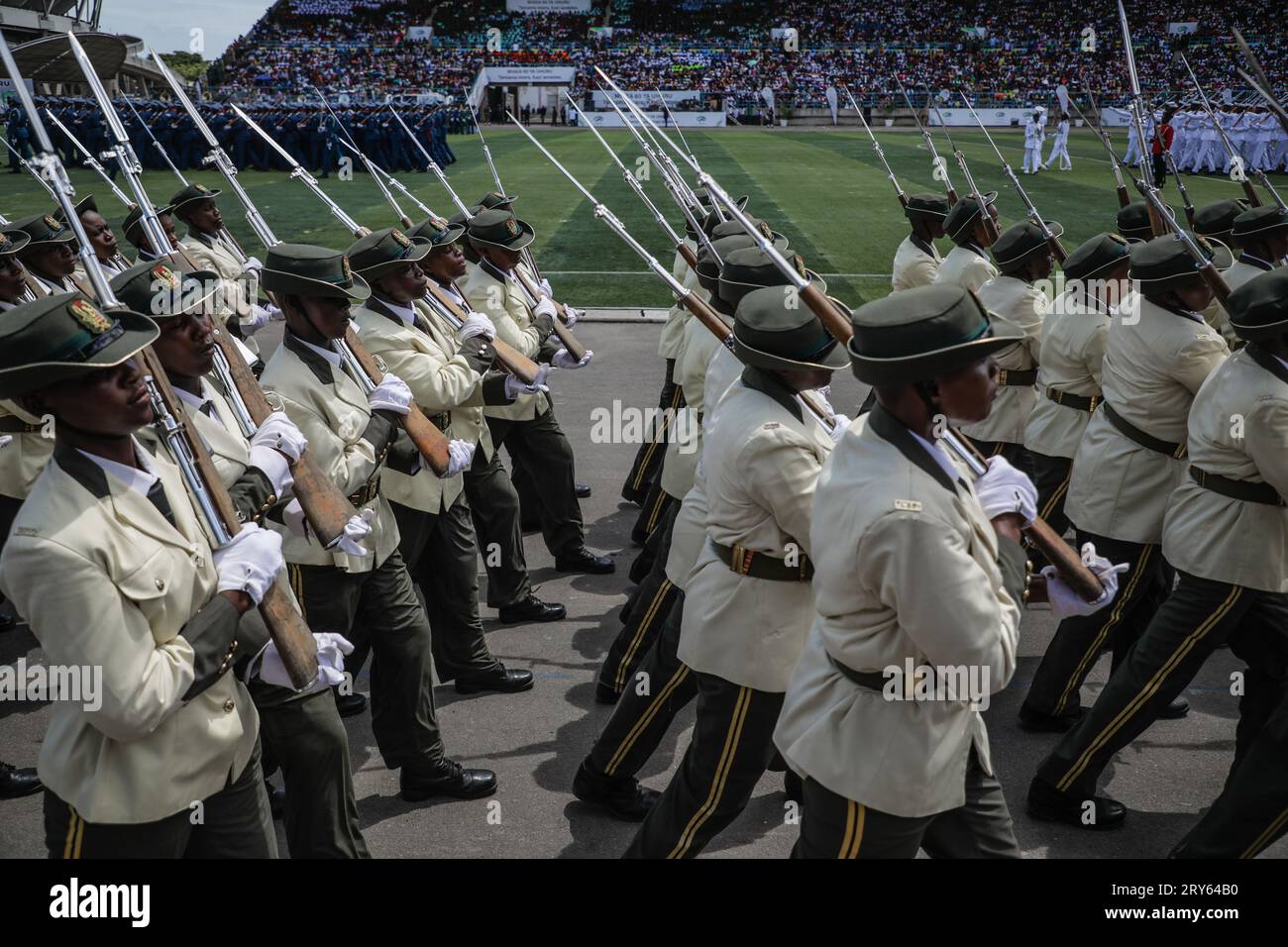 Des membres de la Force de défense des peuples de Tanzanie (TPDF) assistent au défilé lors de la cérémonie du jour anniversaire de l'indépendance 60th au stade Uhuru Banque D'Images