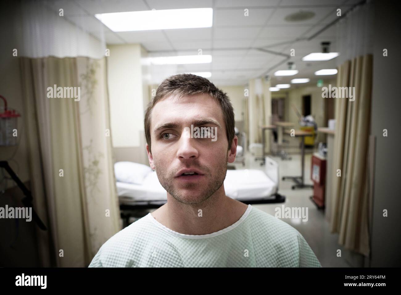 Portrait d'un jeune homme assis dans une chambre d'hôpital. Banque D'Images