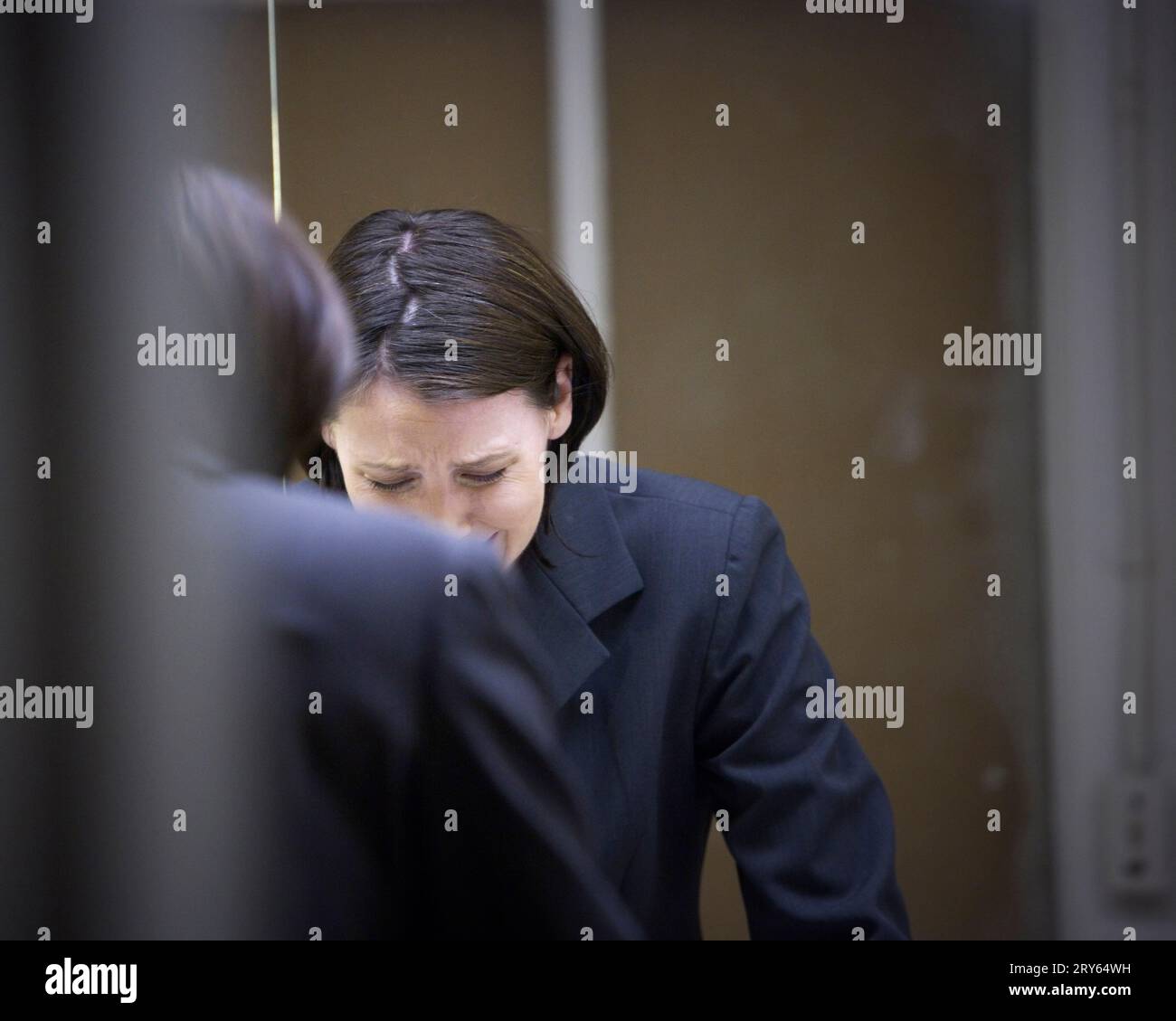 Une femme à la recherche vers le bas. Banque D'Images