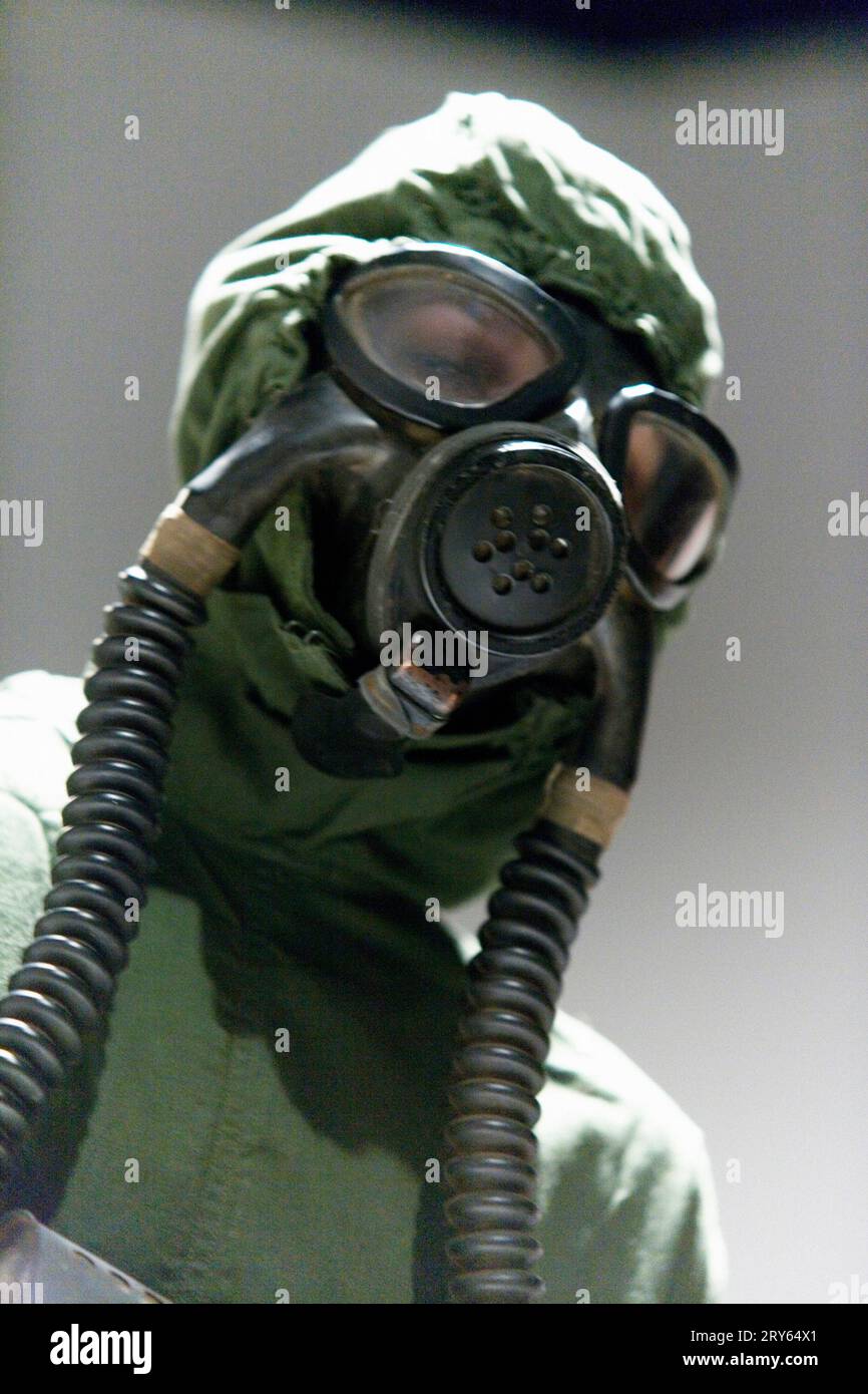 Regarder une personne portant des vêtements de protection et un masque à gaz.(code releasecode : rrk_mr18) Banque D'Images