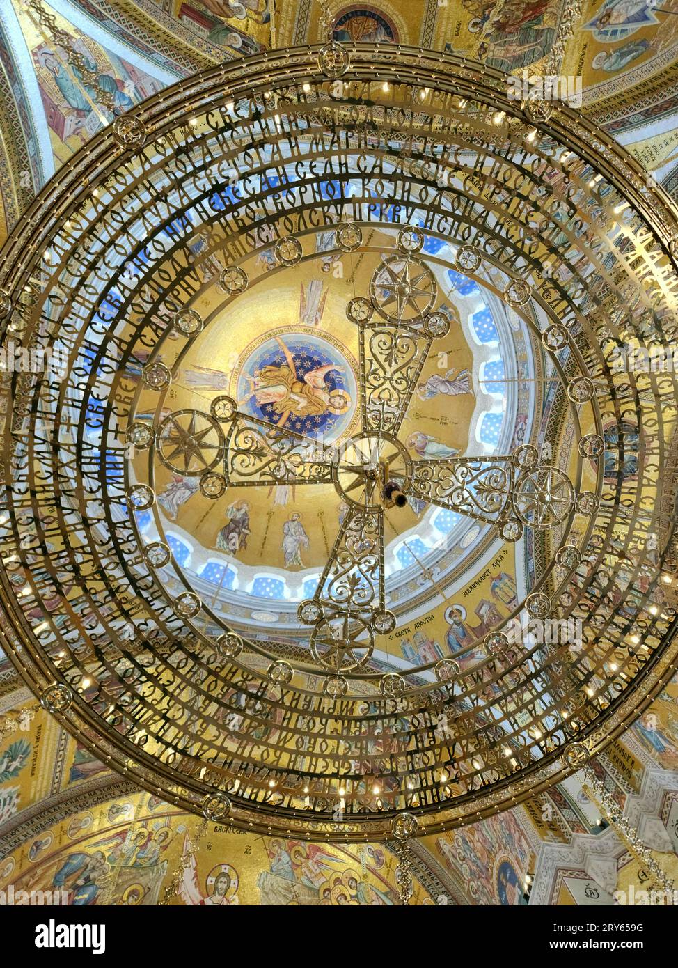 Grand lustre et peintures murales dorées Banque D'Images