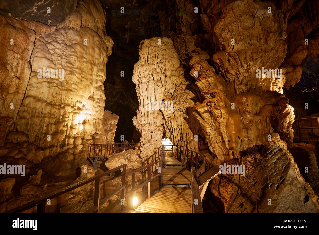 Une belle stalagmite et stalactite à Phu Pha petch grotte Banque D'Images