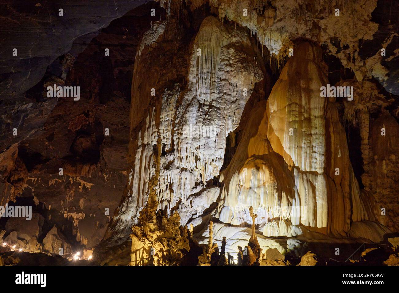 Une belle stalagmite et stalactite à Phu Pha petch grotte Banque D'Images