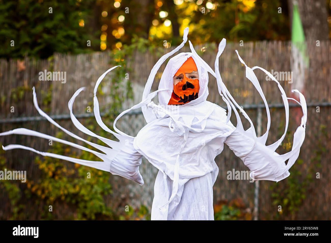 Petit garçon porte une momie de citrouille effrayante, mélange fantôme Halloween. Banque D'Images