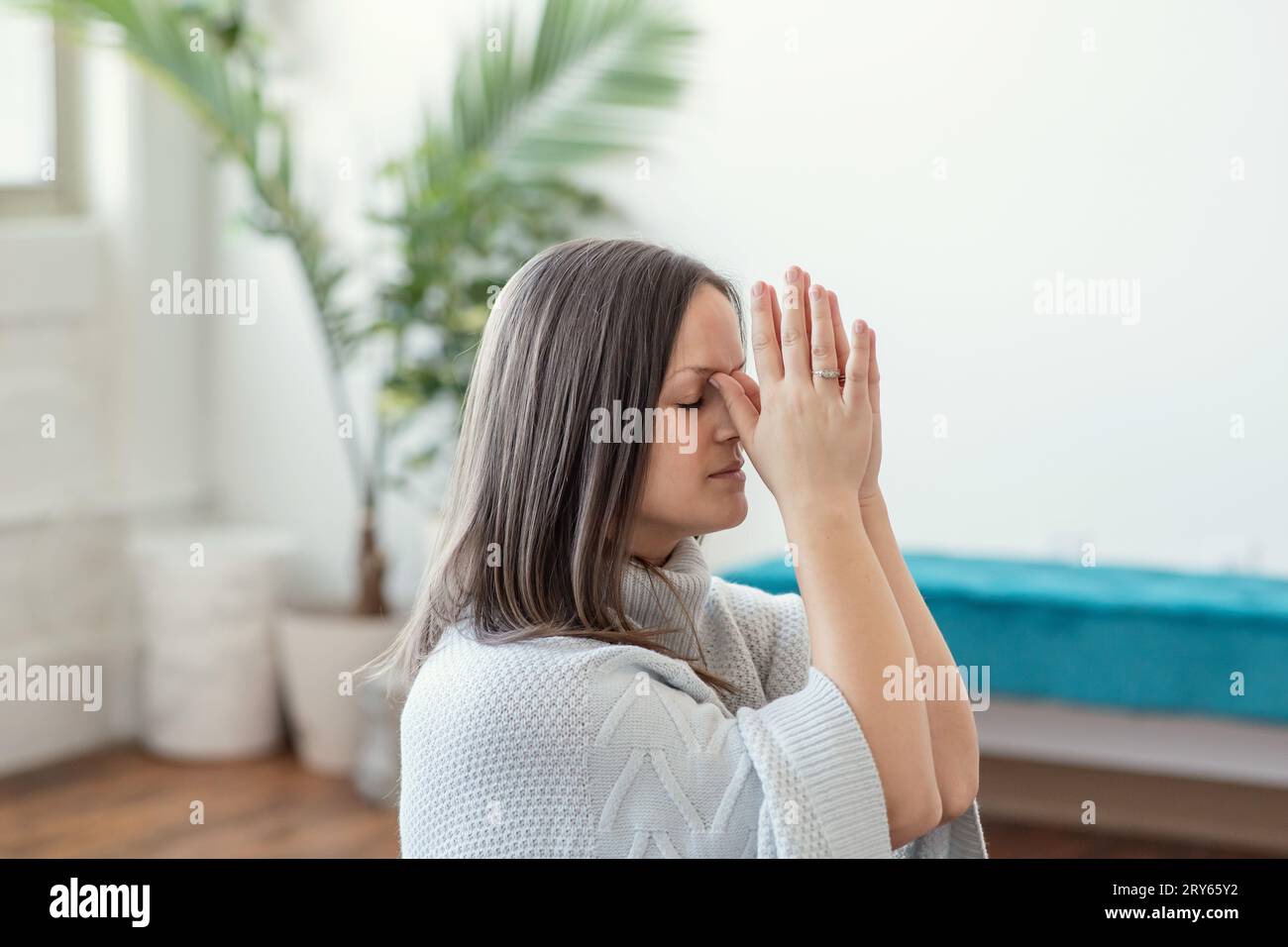 Femme méditant avec son troisième œil Banque D'Images