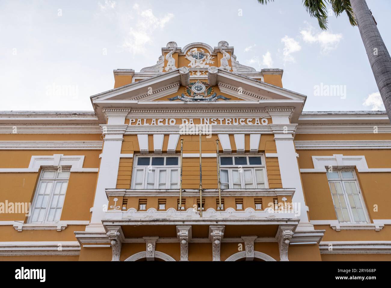 Vue sur le bâtiment historique jaune et blanc à Cuiabá Banque D'Images