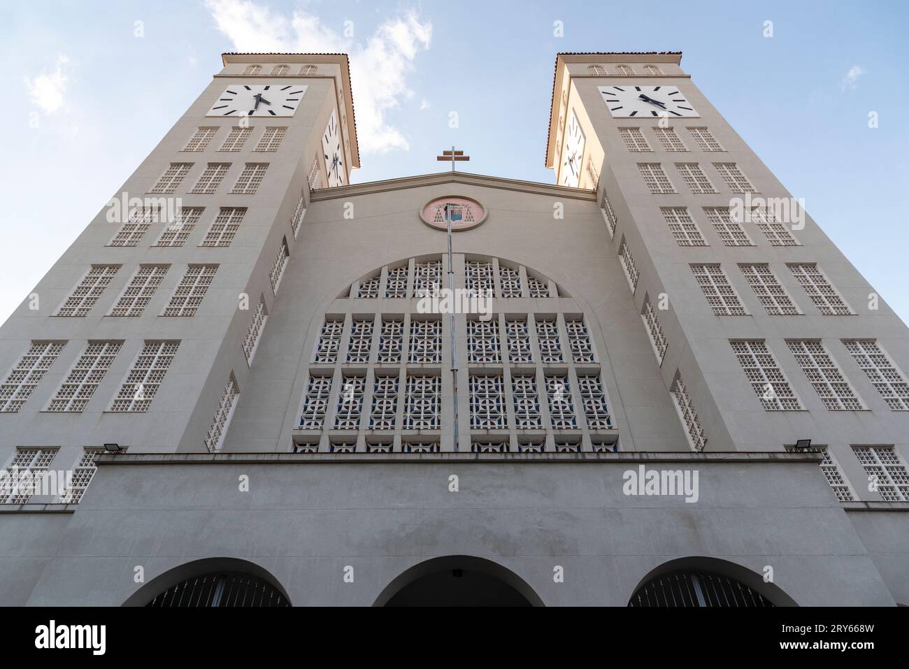 Vue sur le grand bâtiment de la cathédrale dans le centre-ville historique de Cuiabá Banque D'Images
