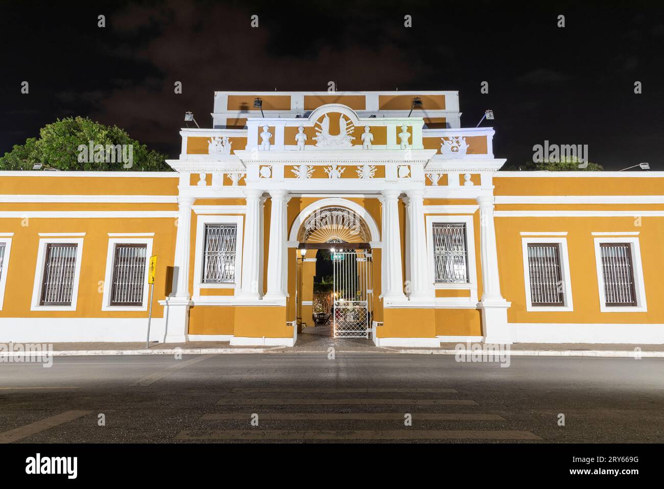 Vue sur le bâtiment historique jaune et blanc à Cuiabá Banque D'Images