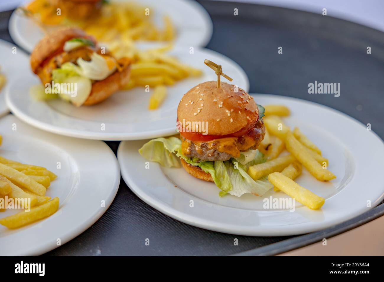 Gros plan de mini hamburgers avec frites lors de l'événement de restauration pour les enfants. Banque D'Images