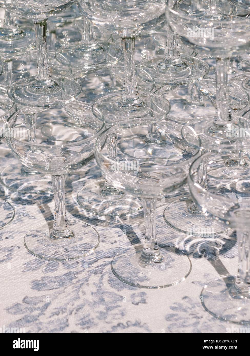 Coupes de cristal pour une tour à champagne Banque D'Images