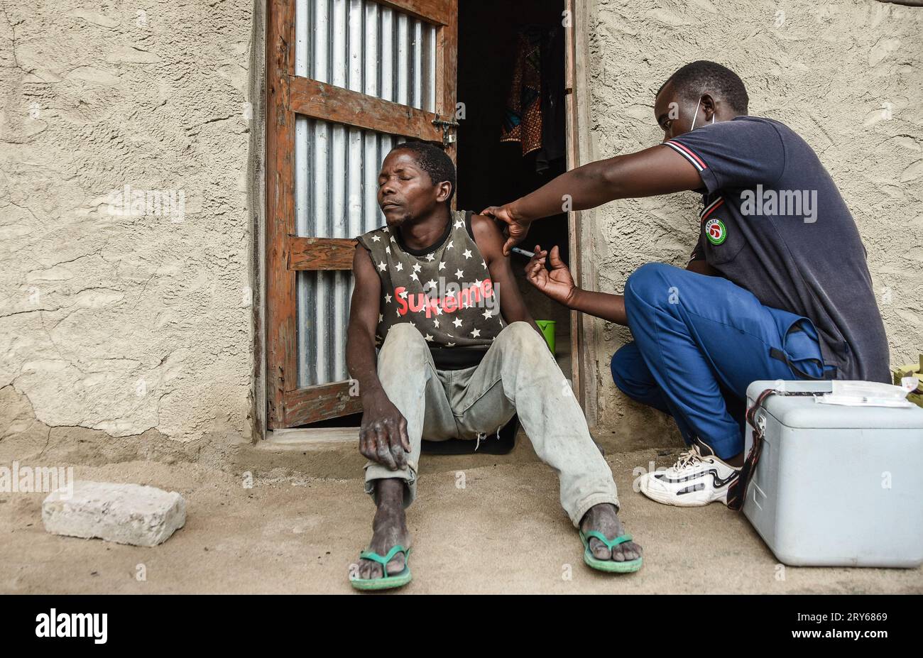 Un professionnel de la santé injecte une dose de Sinopharm contre le Covid-19, lors d'une séance de vaccination porte-à-porte au village de Mtopwa dans la ville de Nanyamba cou Banque D'Images