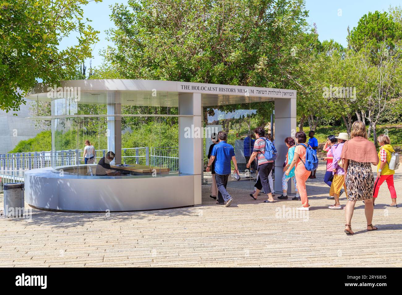 JÉRUSALEM, ISRAËL - 24 SEPTEMBRE 2017 : un groupe de visiteurs non identifiés entre sur le territoire du Musée d'histoire de l'Holocauste (Yad Vashem). Banque D'Images