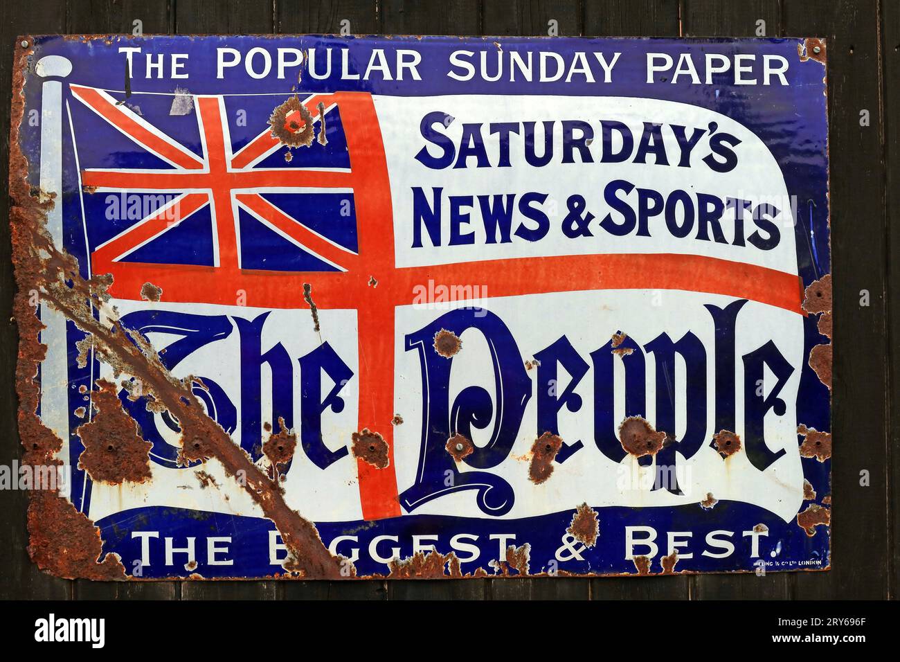 Publicité émaillée pour le journal populaire du dimanche, le peuple, avec le drapeau de l'Union britannique, le plus grand et le meilleur Banque D'Images