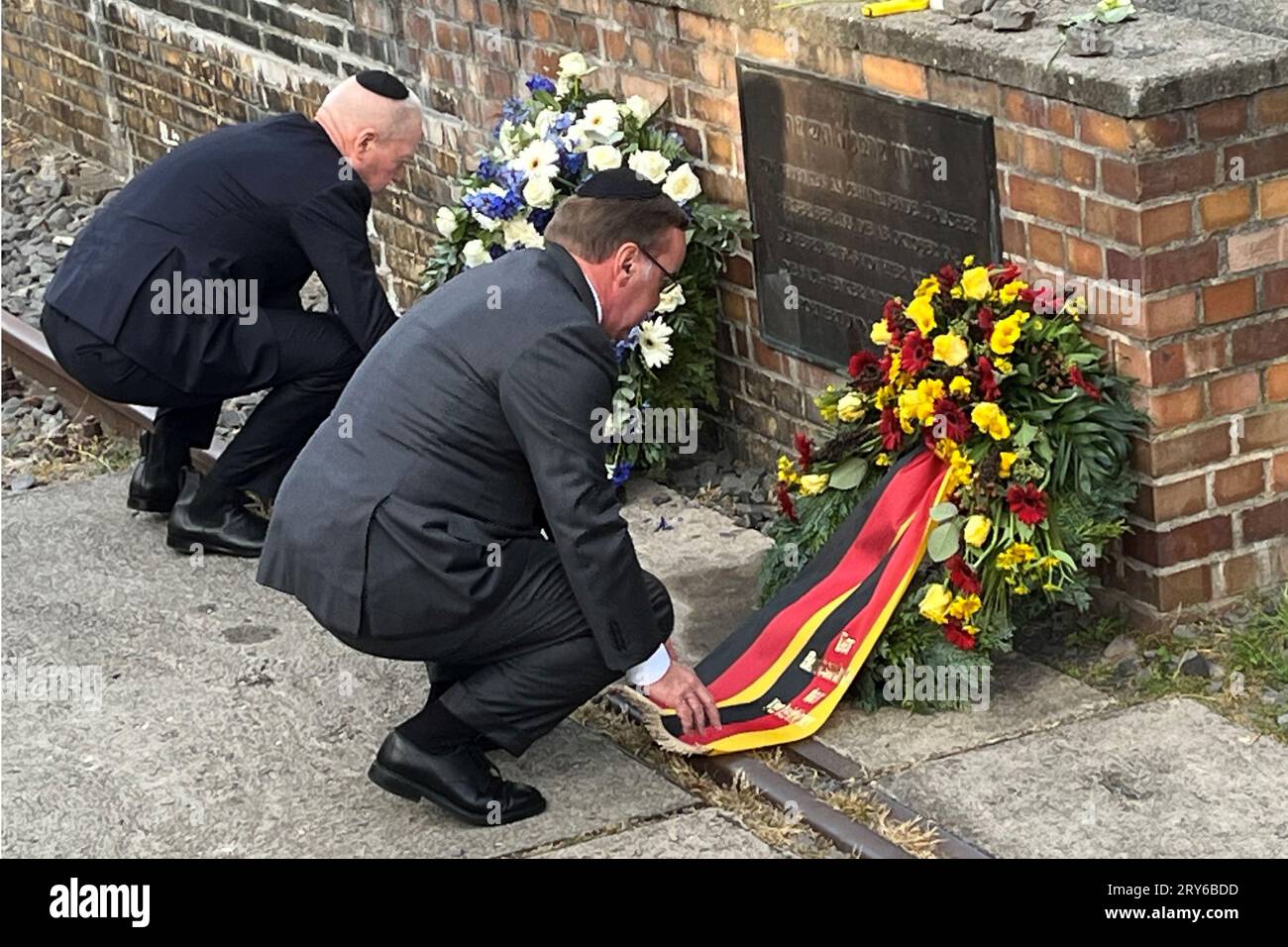 Berlin, Allemagne. 29 septembre 2023. Le ministre israélien de la Défense Joav Galant, à gauche, et son homologue allemand Boris Pistorius déposent des couronnes au mémorial de l'Holocauste 'Gleis 17' à Grunewald. Crédit : Sara Lemel/dpa/Alamy Live News Banque D'Images
