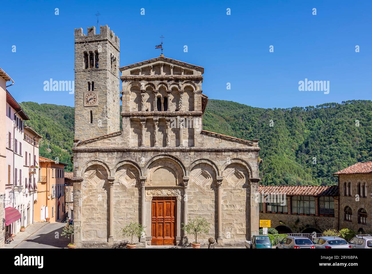 L'ancienne église monumentale Pieve di Santa Maria Assunta dans le centre historique de Villa Basilique, Lucca, Italie Banque D'Images